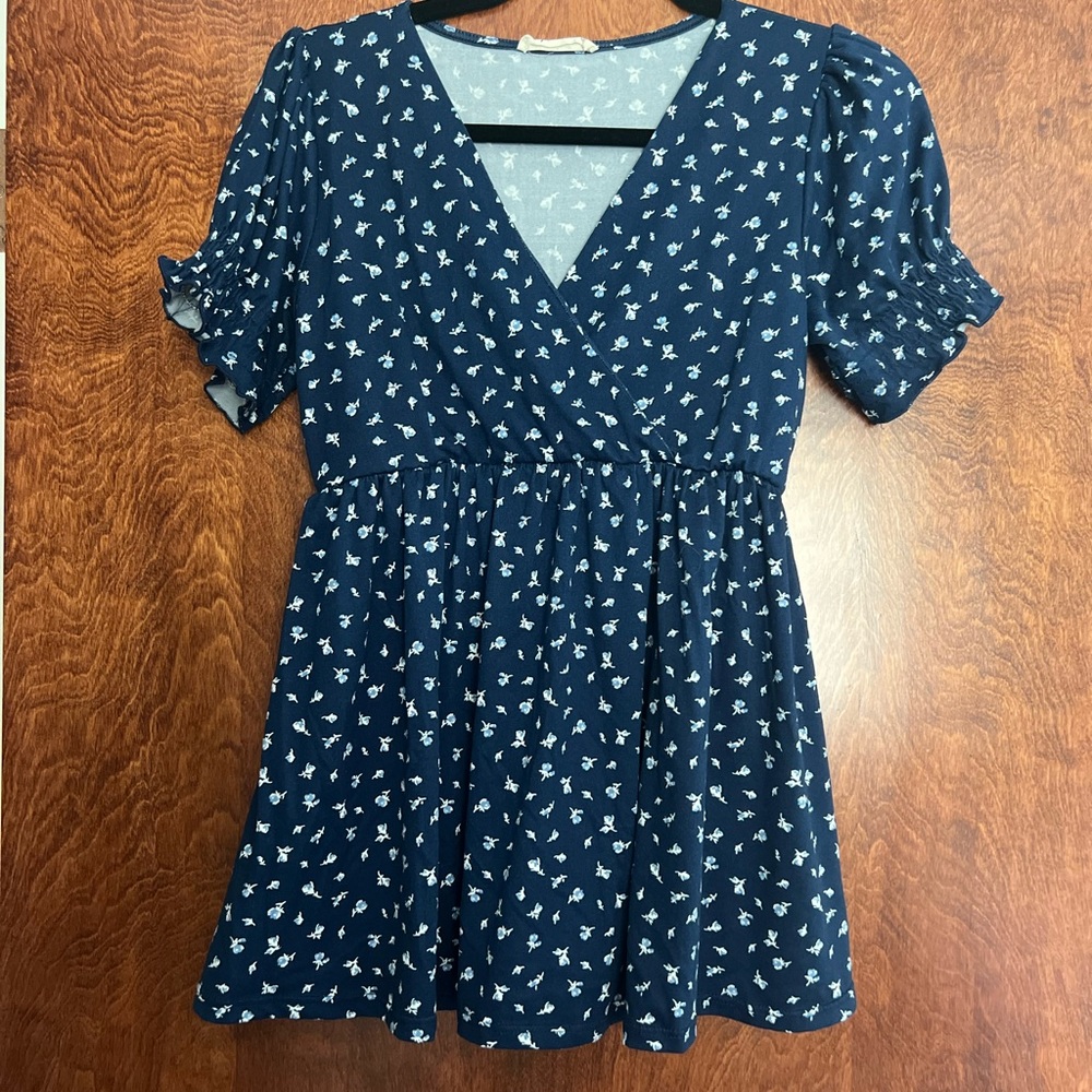 Hello Miz Maternity Blue and White Floral Patterned Top size S - Picture 1 of 3